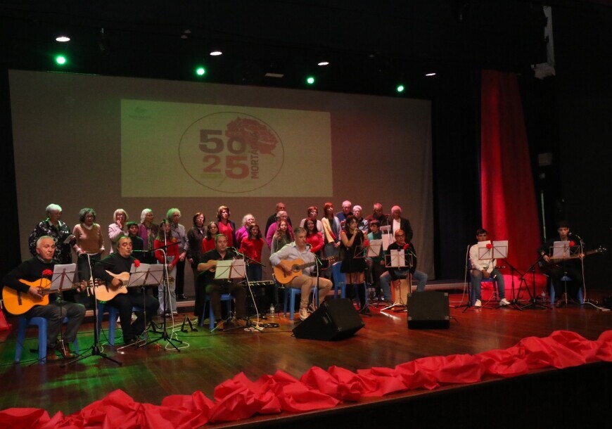 Programa oficial das comemorações dos 50 anos do 25 de Abril encerrou com espetáculo musical que ...