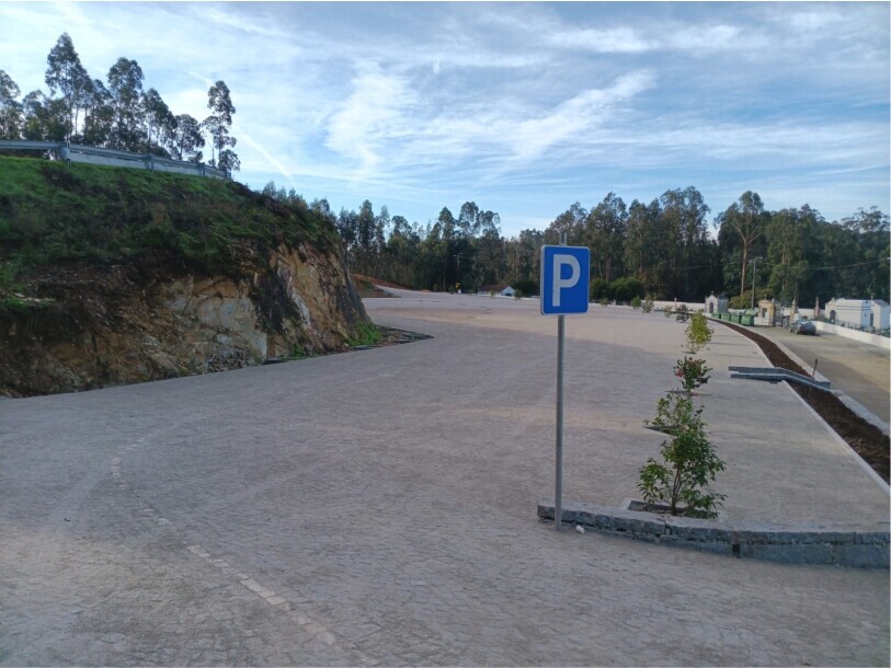 Empreitada concluída. Requalificação do parque  de estacionamento do cemitério de Mortágua. 