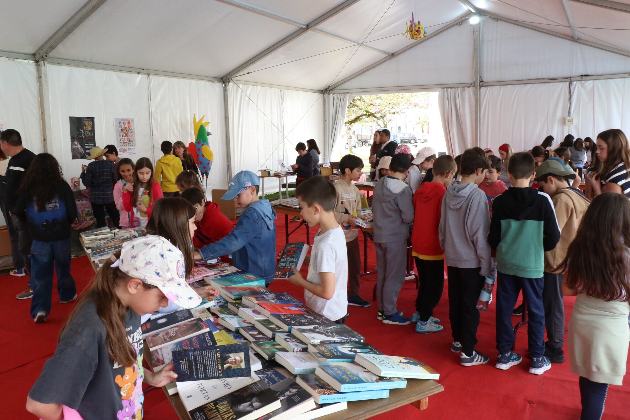 Praça do Município acolhe Feira do Livro até ao próximo dia 5