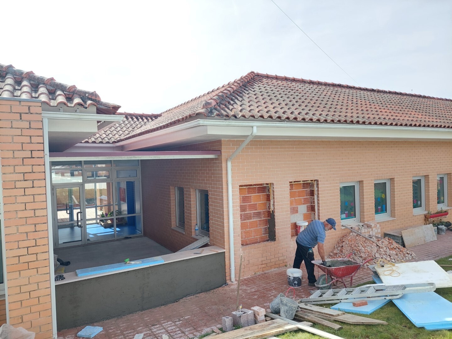 Tiveram início as obras de ampliação do Berçário da Creche 